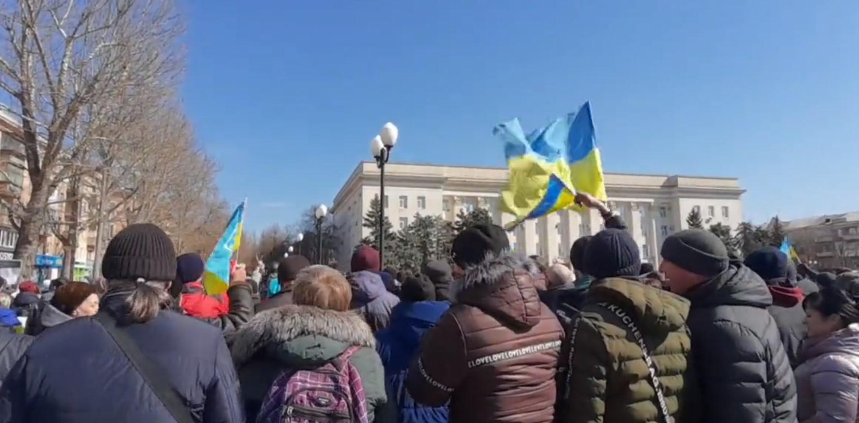 Hiljade Ukrajinaca u Hersonu izašlo na proteste