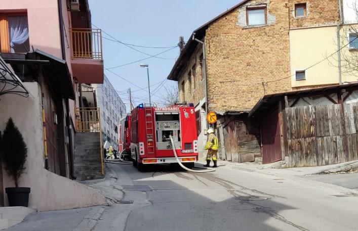 Vatrogasci i policija na licu mjesta - Avaz