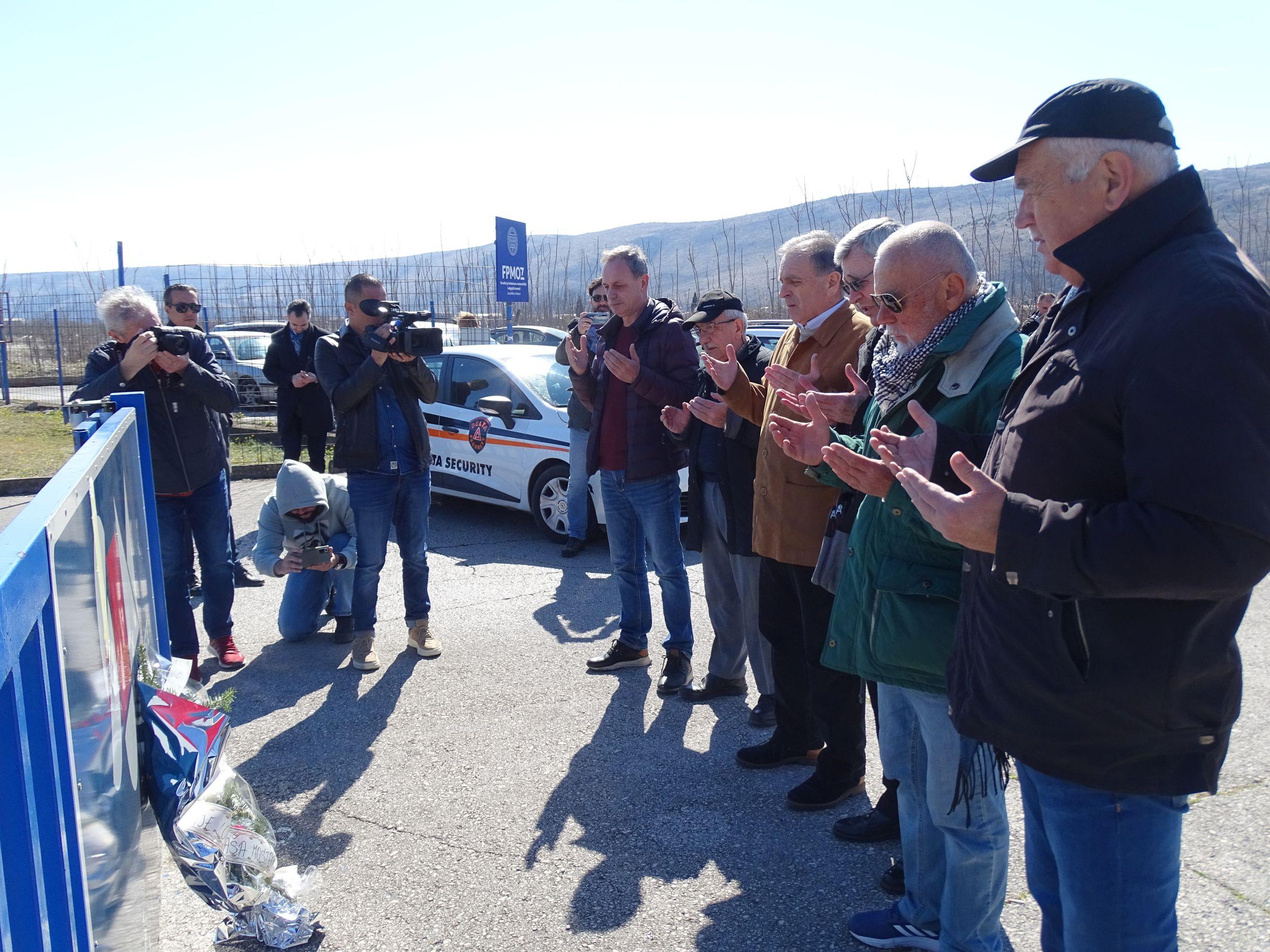 Cvijeće i Fatiha pred kapijom - Avaz