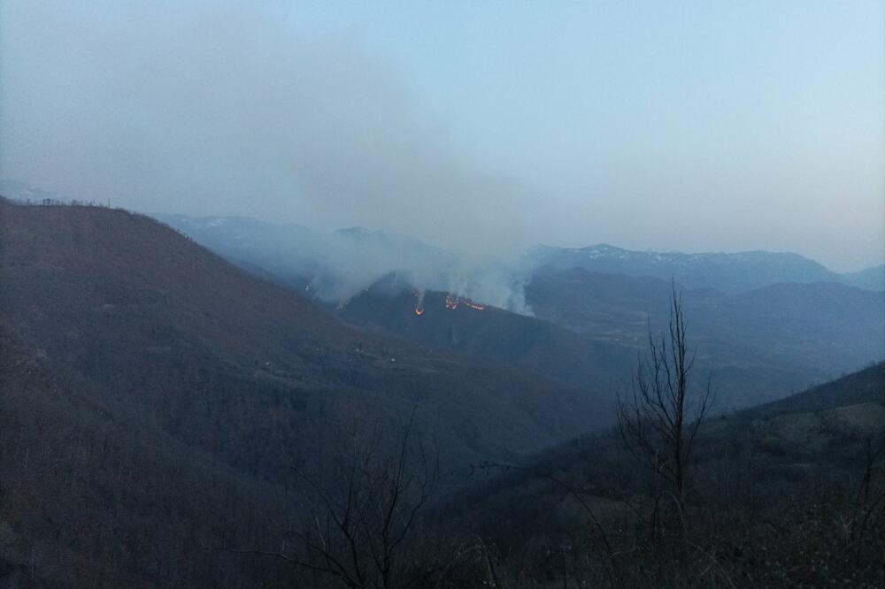 Kolašin: Vatra se u selu Bare primakla kućama