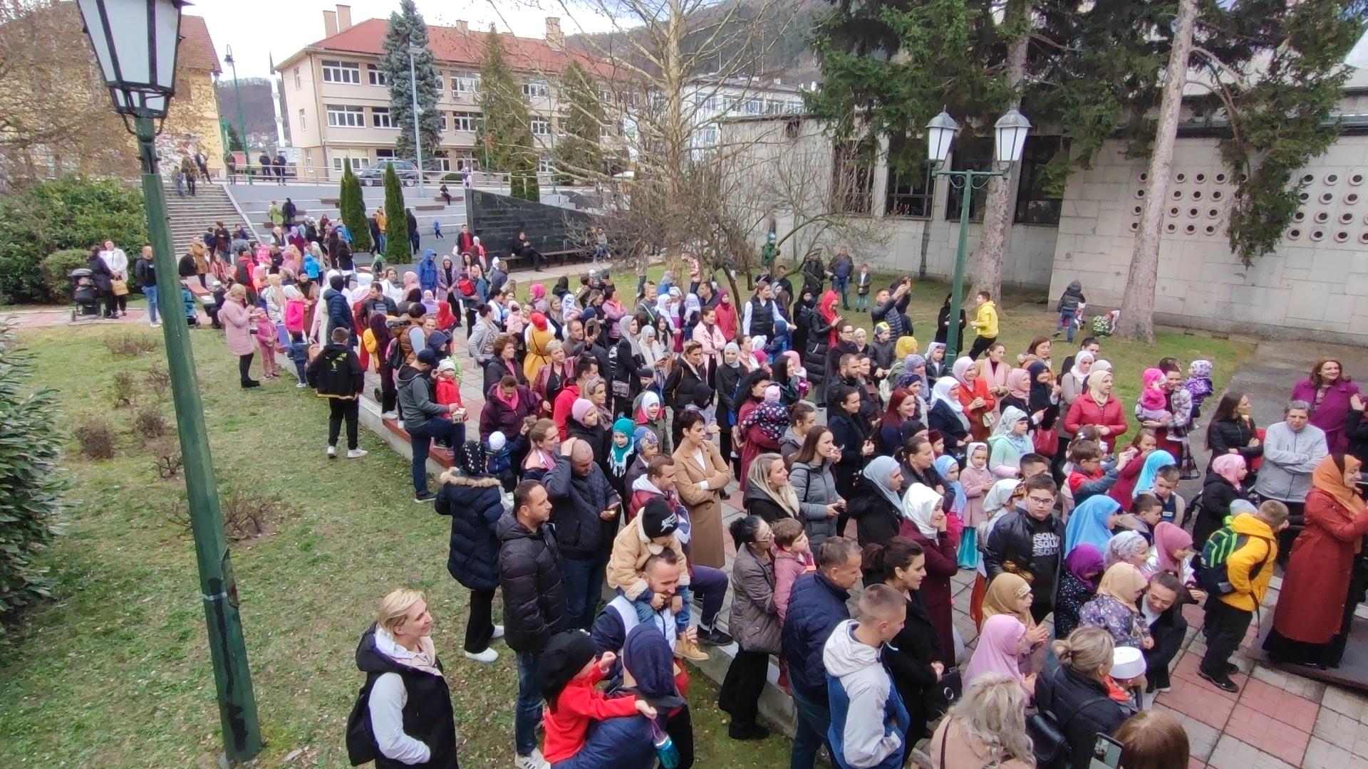 Više od 250 mališana u pratnji roditelja prošetalo ulicama Goražda - Avaz