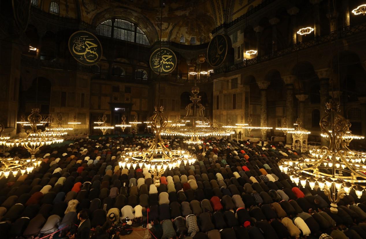 U džamiji Aja Sofija nakon 88 godina klanjan teravih-namaz - Avaz