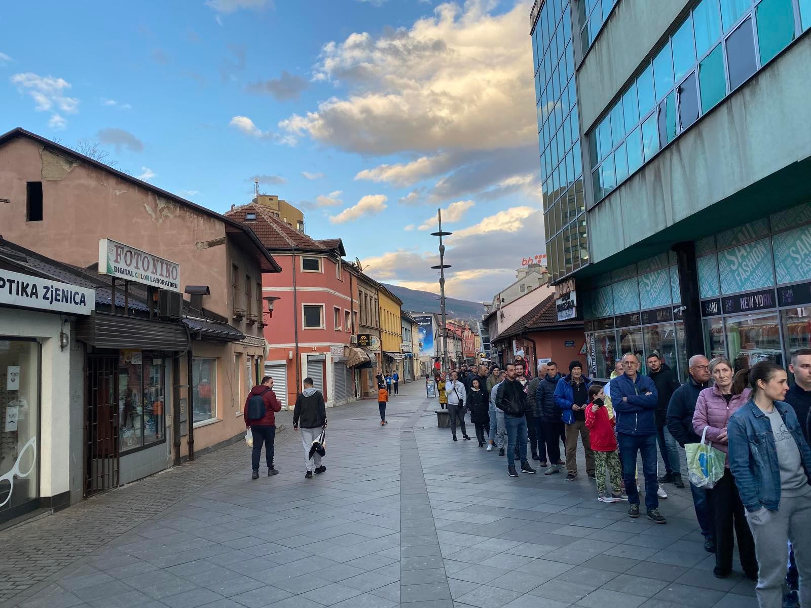 Zenica: U redovima se čeka po nekoliko minuta - Avaz