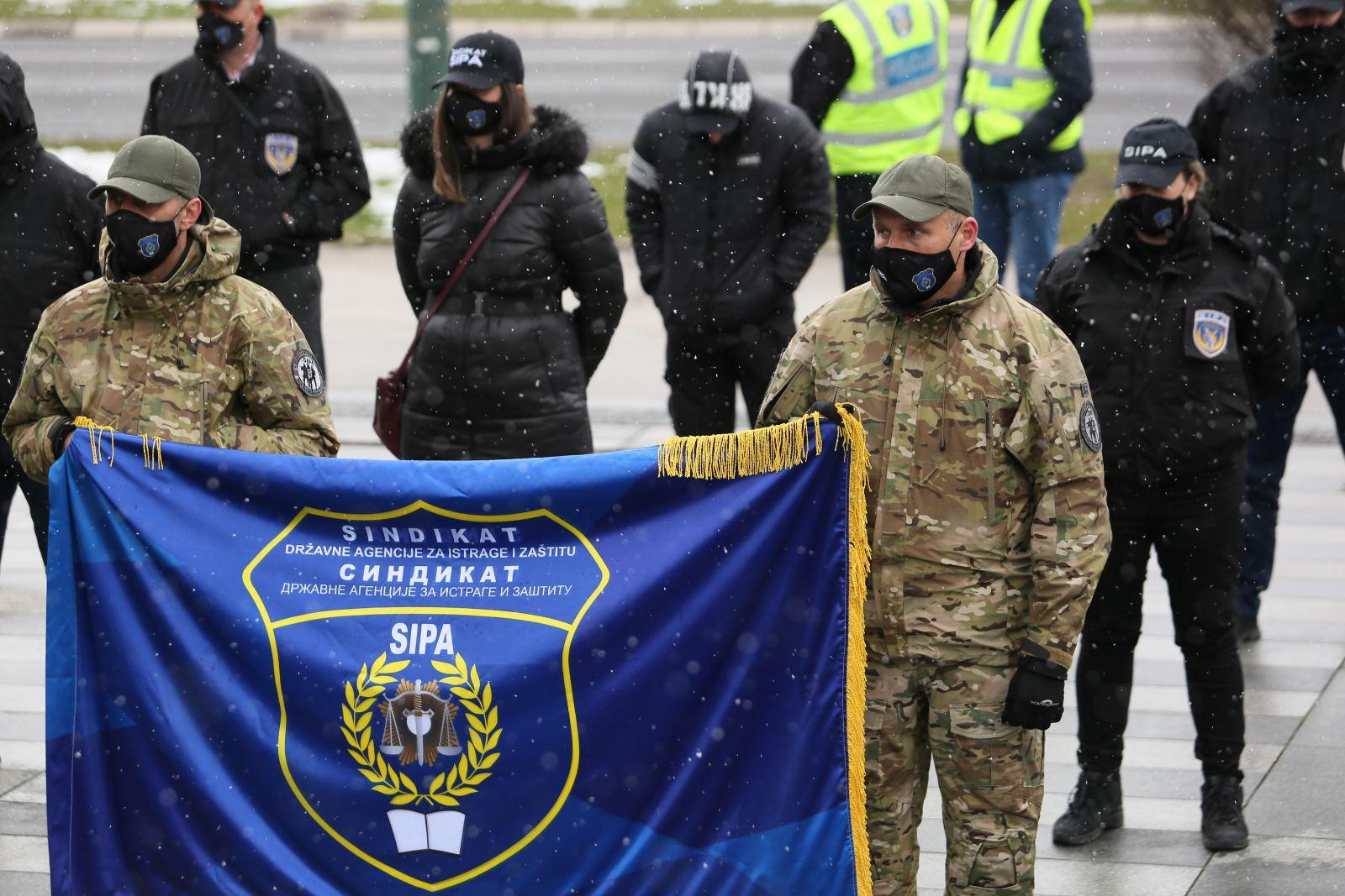 Policajci državnih agencija podržali štrajk UIO-a