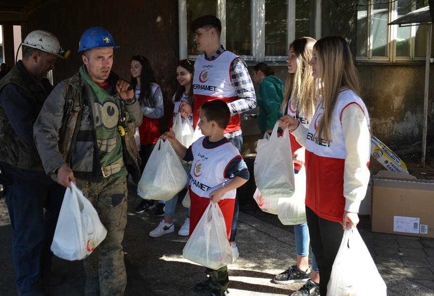 Merhamet podjelio iftare za rudare u Zenici, Kaknju i Brezi