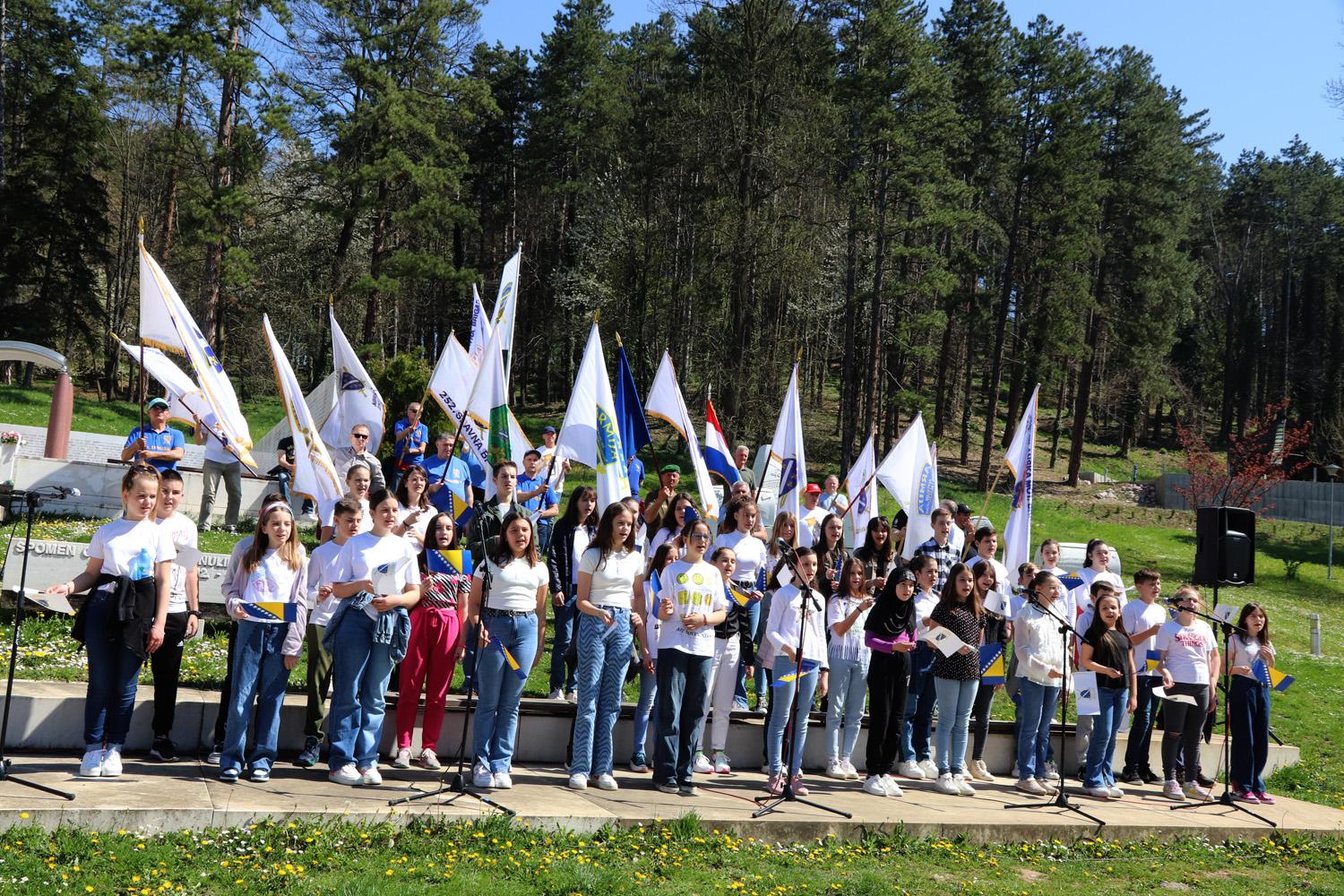 Brojne delegacije obilježile Dan Armije RBiH - Avaz