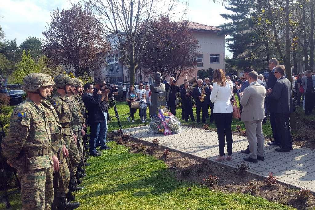 U Živinicama obilježen Dan Armije RBiH polaganjem cvijeća, defileom i svečanom akademijom