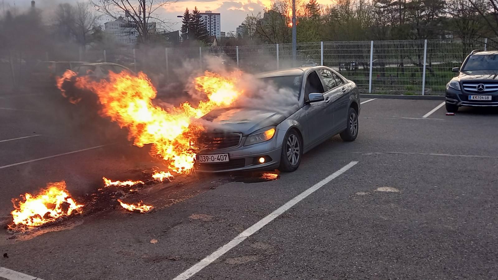 Automobil u potpunosti izgorio - Avaz