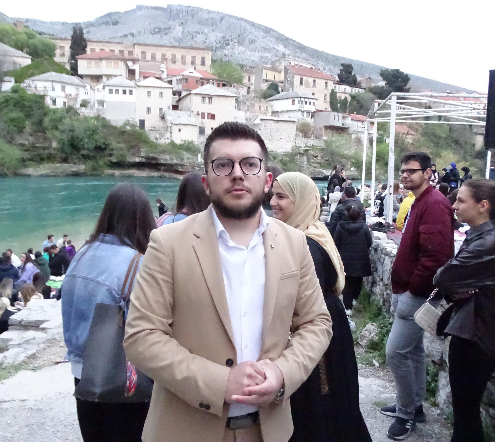 Nedim Hondo, koordinator Info-servisa kazao nam je da je ovo osmi tradicionalni iftar ispod Starog mosta - Avaz