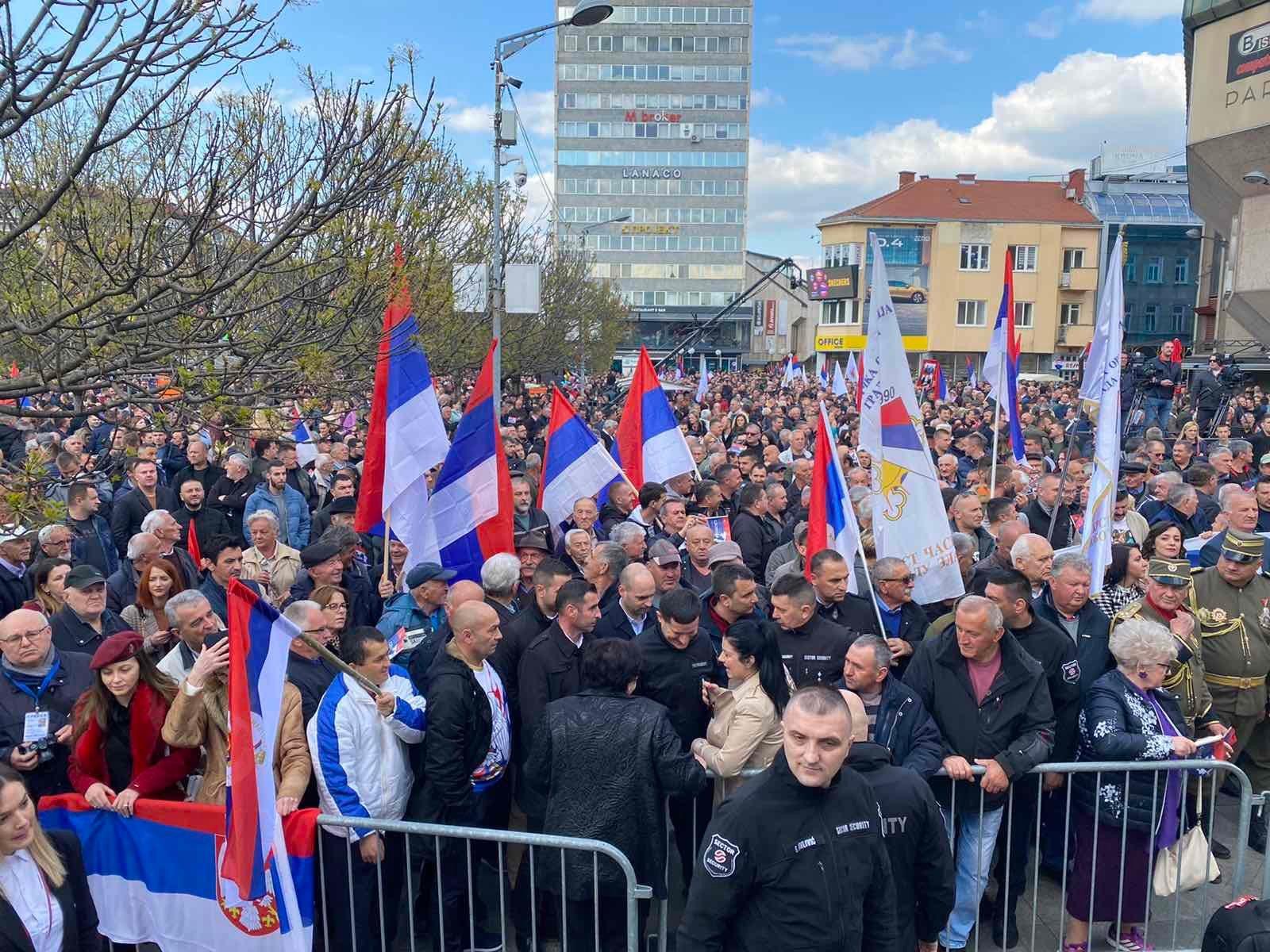 Hiljade ljudi na Trgu Krajine - Avaz