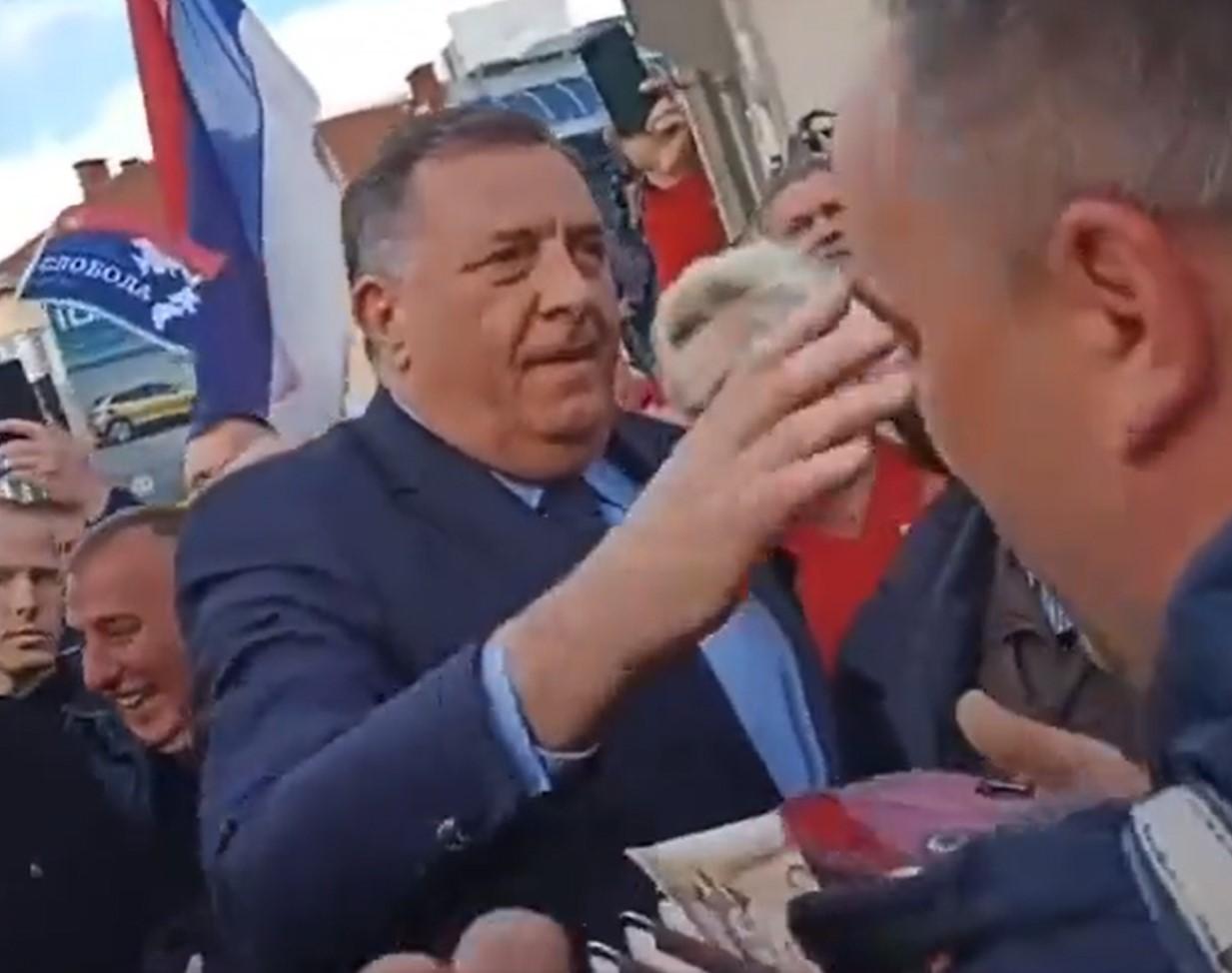 Milorad Dodik "zakitio" harmonikaša - Avaz