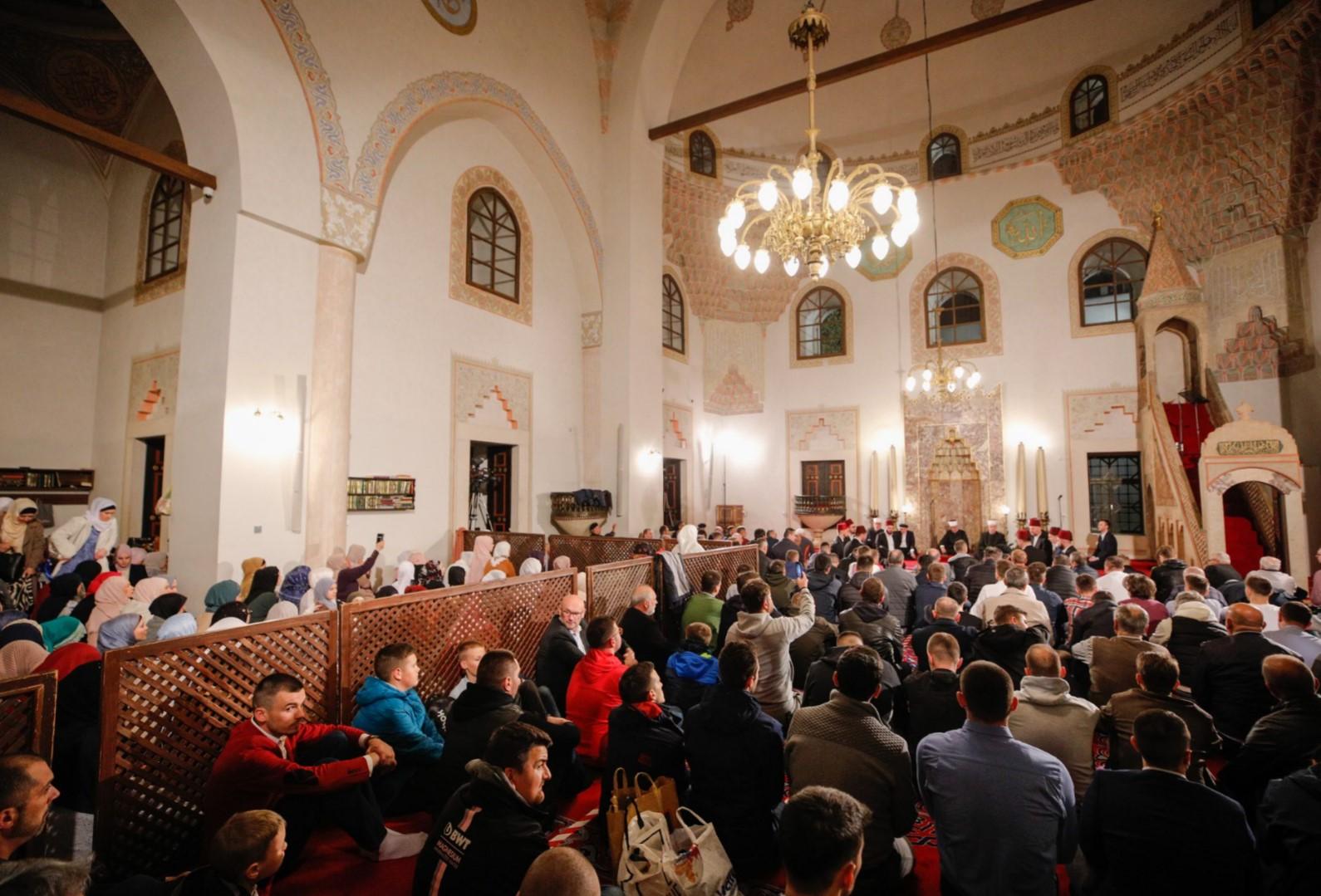 Veliki broj vjernika u Gazi Husrev-begovoj džamiji - Avaz