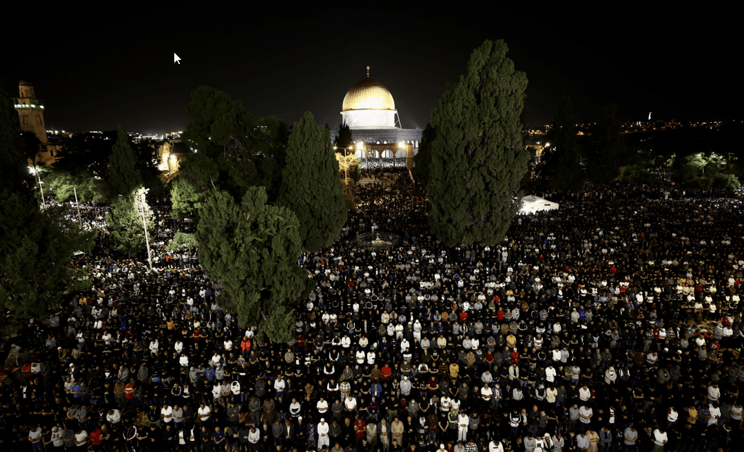 Palestinci i muslimani iz drugih zemalja u kompleksu Al-Aksa prvo su iftarili, a potom su nastavili s molitvama - Avaz