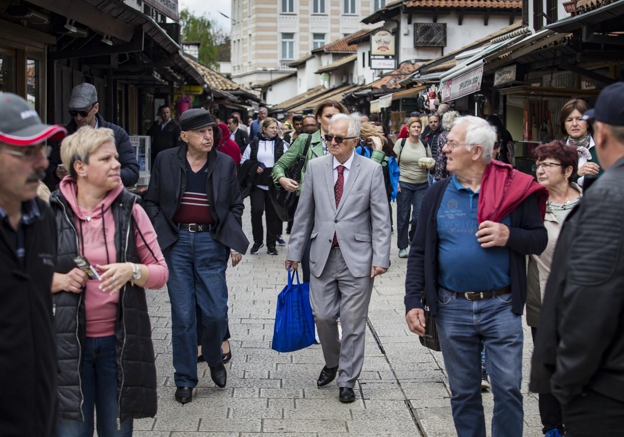 Turisti i građani na Baščaršiji - Avaz