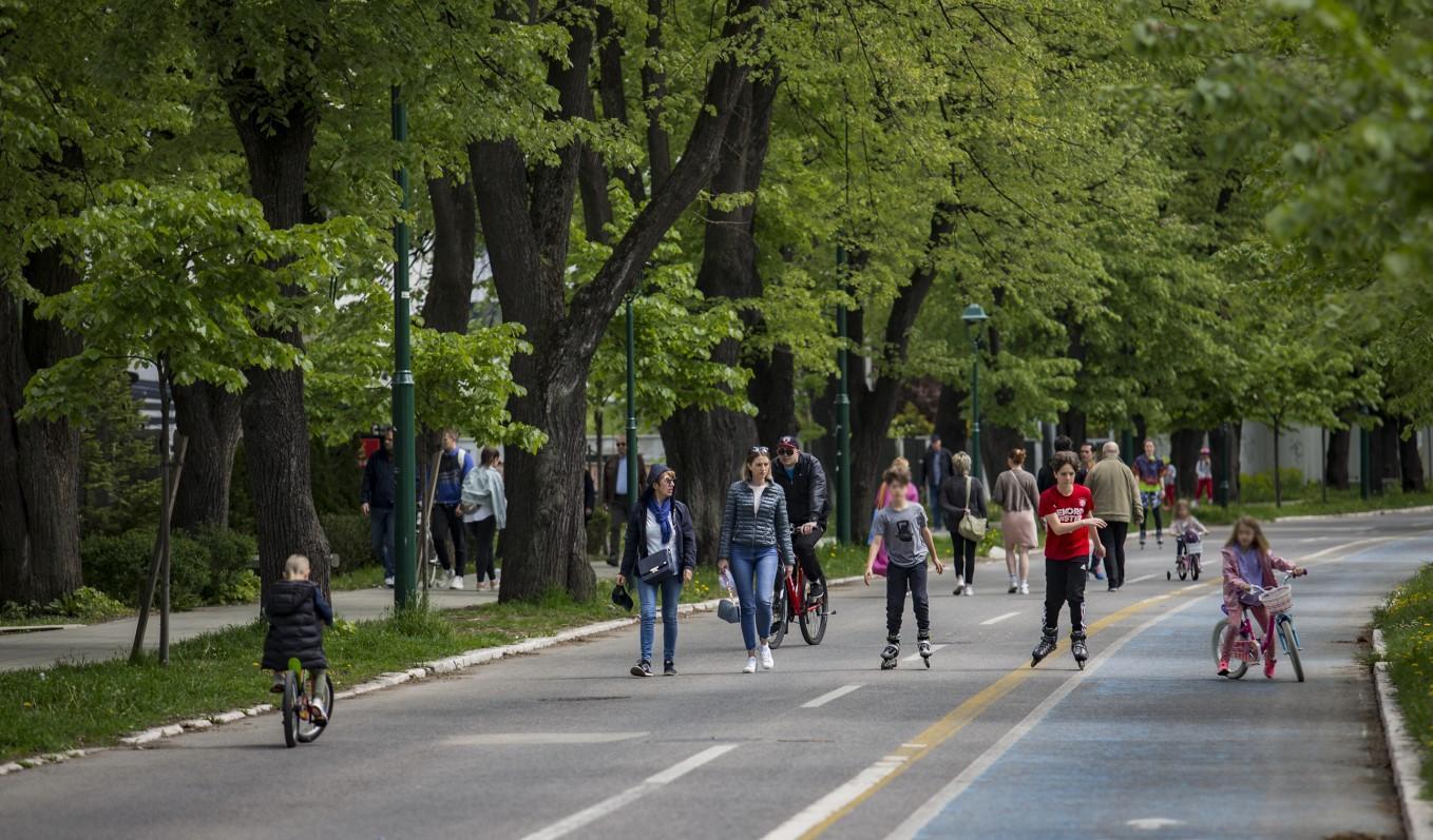 Proljeće u Sarajevu: Parkovi i ulice ispunjeni šetačima