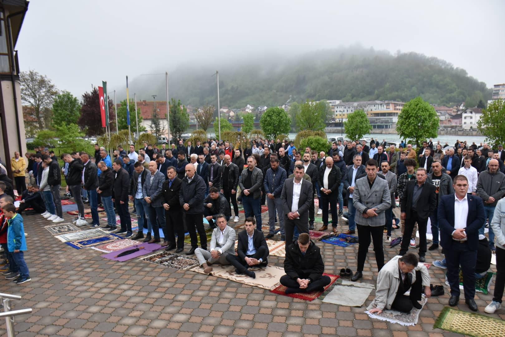 Stotine Goraždana klanjalo je bajram-namaz u Kajserija džamiji - Avaz