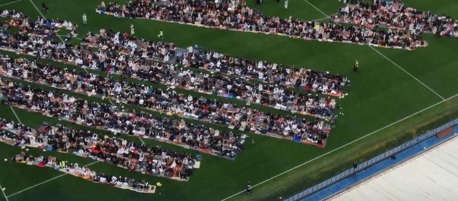 Engleski drugoligaš oduševio javnost: Omogućio vjernicima klanjanje Bajram namaza na stadionu