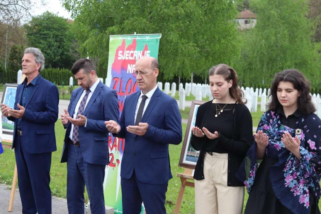 Ramiz Salkić u Bratuncu otvorio izložbu slika “Obnovljene bratunačke džamije”