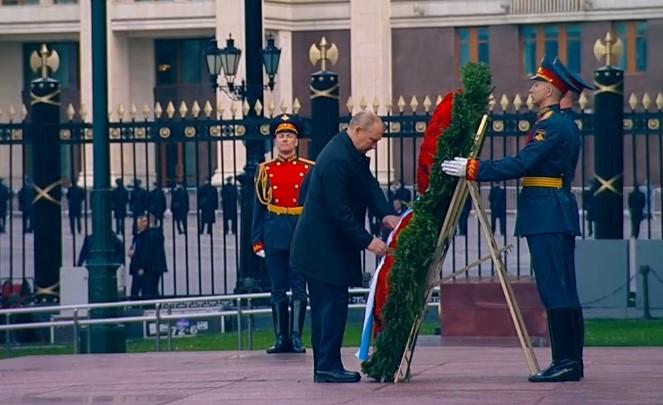 Putinm odao počast neznanom junaku i položio cvijeće herojskim gradovima - Avaz