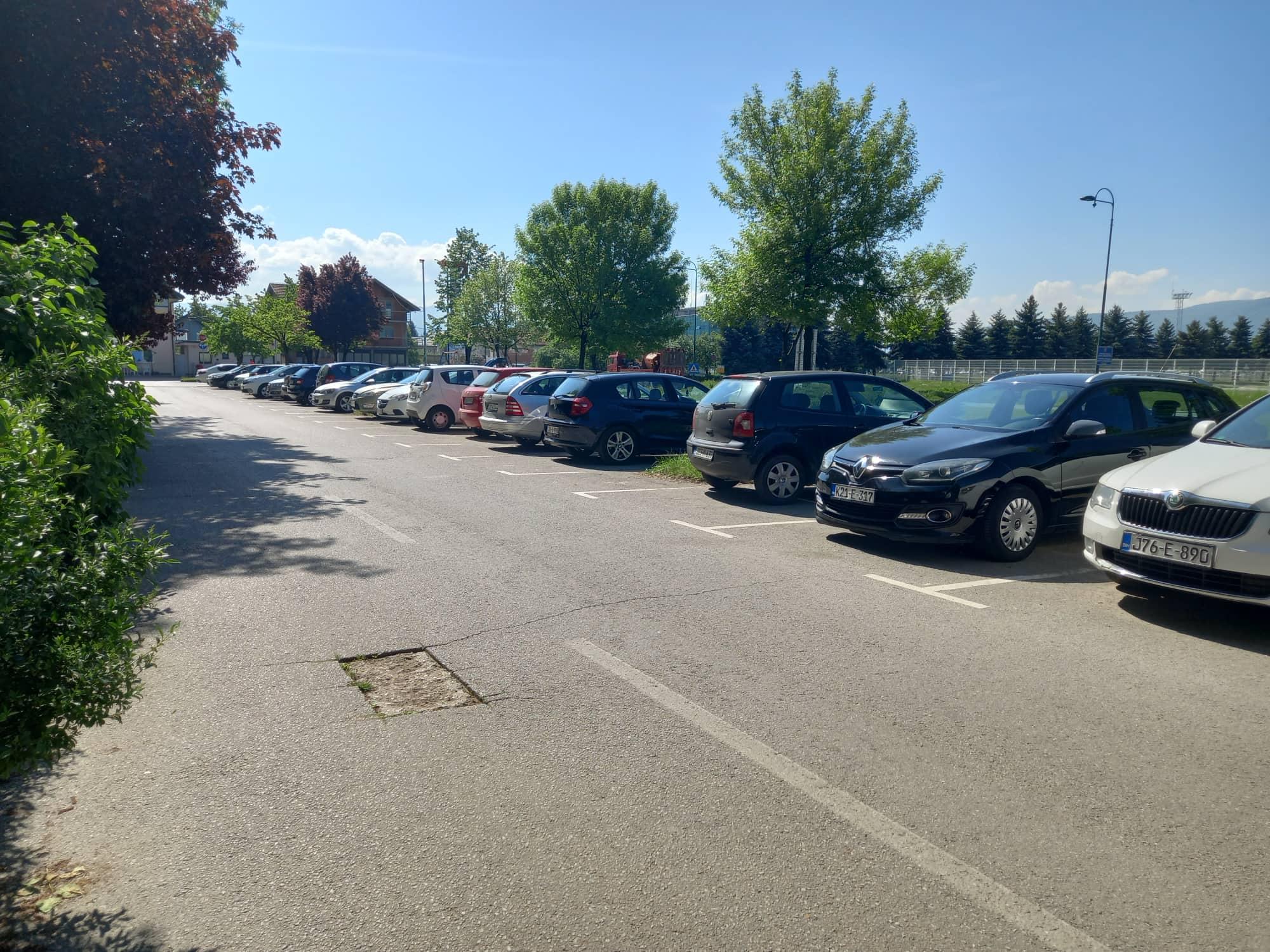 Stanarima iz zgrada prekoputa aerodroma uzurpirali parking