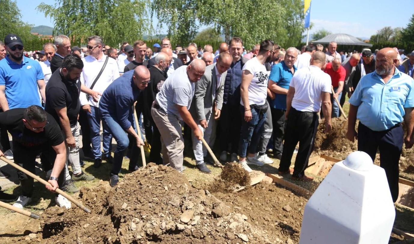 Na šehidskom mezarju u Bratuncu klanjana dženaza žrtvama rata