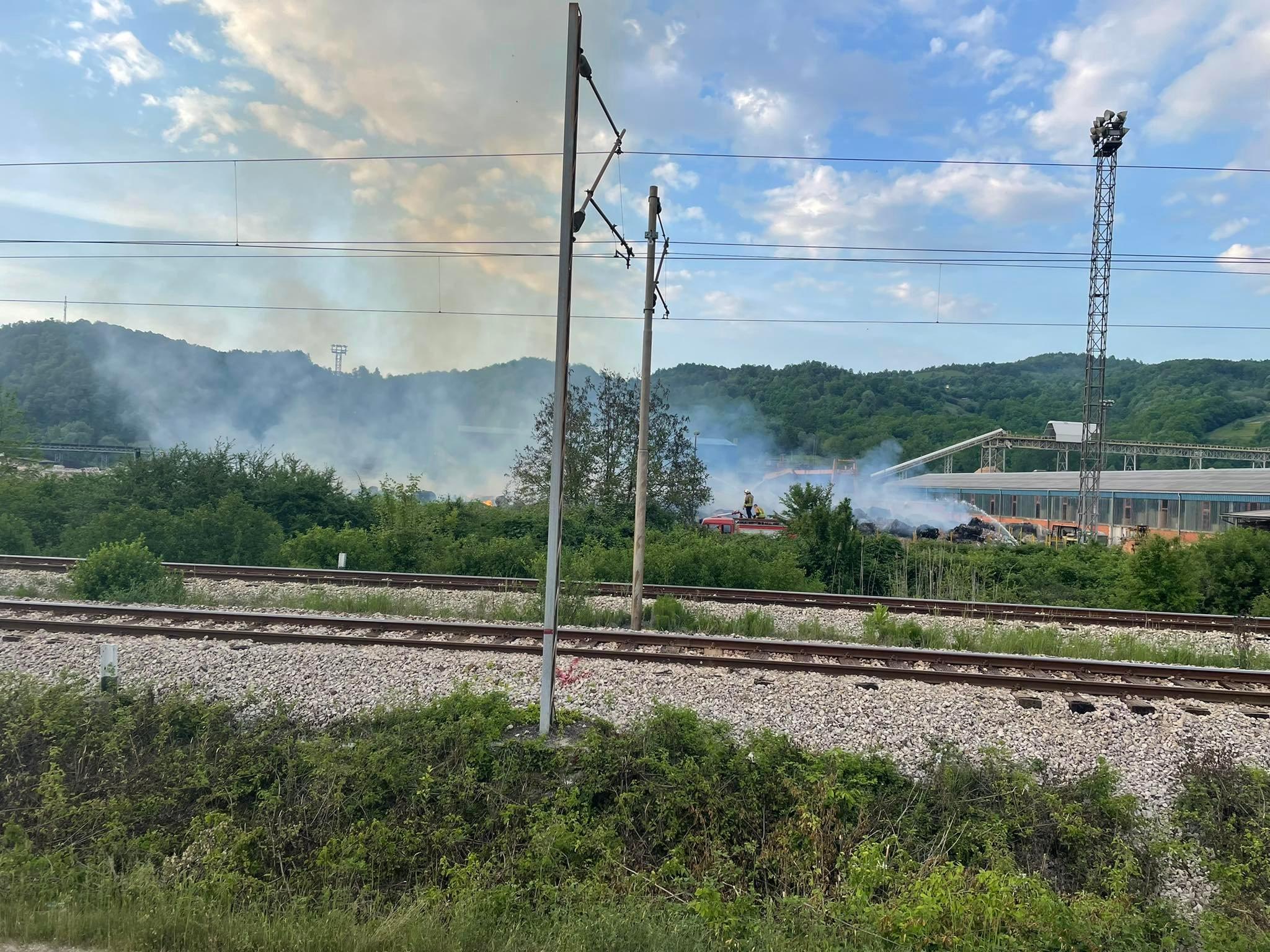 Video / Drama u Maglaju: Požar u fabrici papira i celuloze Natron Hayat, gasi ga više vatrogasnih brigada, komunalci, građani...