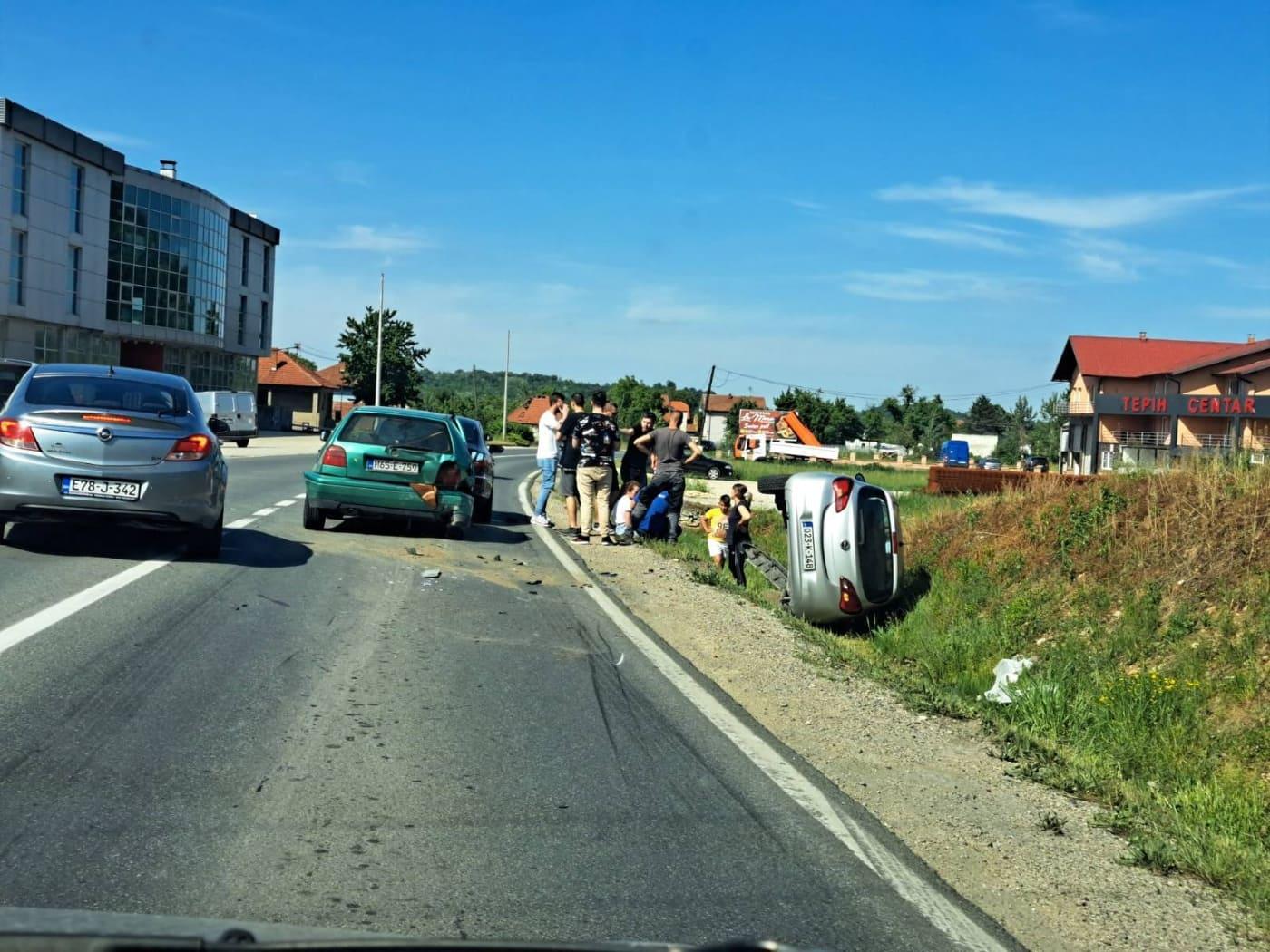 Nesreća kod Srebrenika: Vozilo završilo na boku pored puta, tri osobe povrijeđene