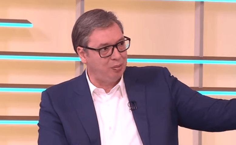 Vučić obećao da će u odijelu skočiti u bazen ako dobije pozitivnu vijest o investiciji