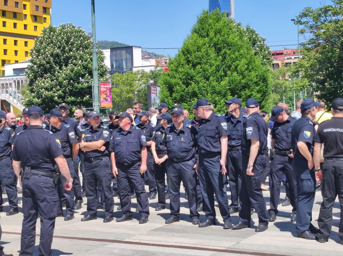 Policajci se okupili ispred zgrade Parlamentarne skupštine BiH - Avaz