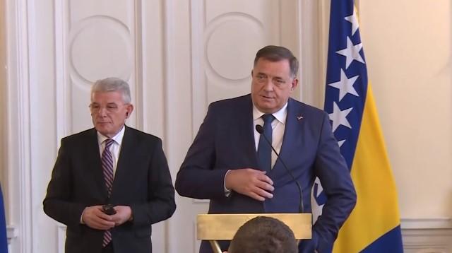 Dodik prilikom obraćanja medijima - Avaz