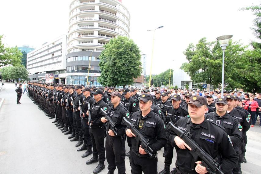 Postrojeni policajci - Avaz