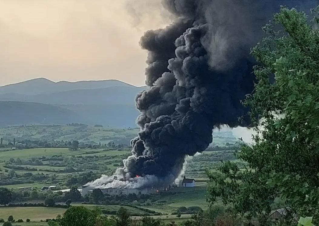 Veliki crni dim se nadvio iznad fabrike - Avaz