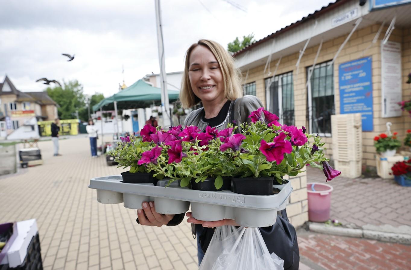 Život u Buči vraća se u normalno stanje: Otvorene pijace, kafići, supermarketi