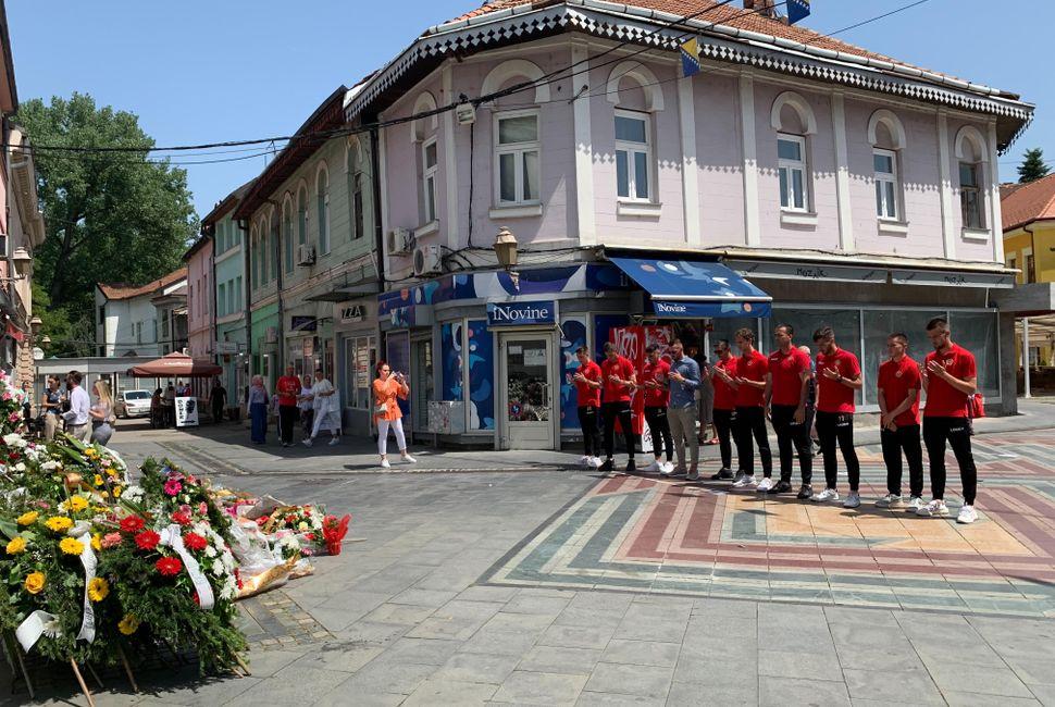 Fudbaleri i stručni štab Slobode odali počast nastradalim na Kapiji