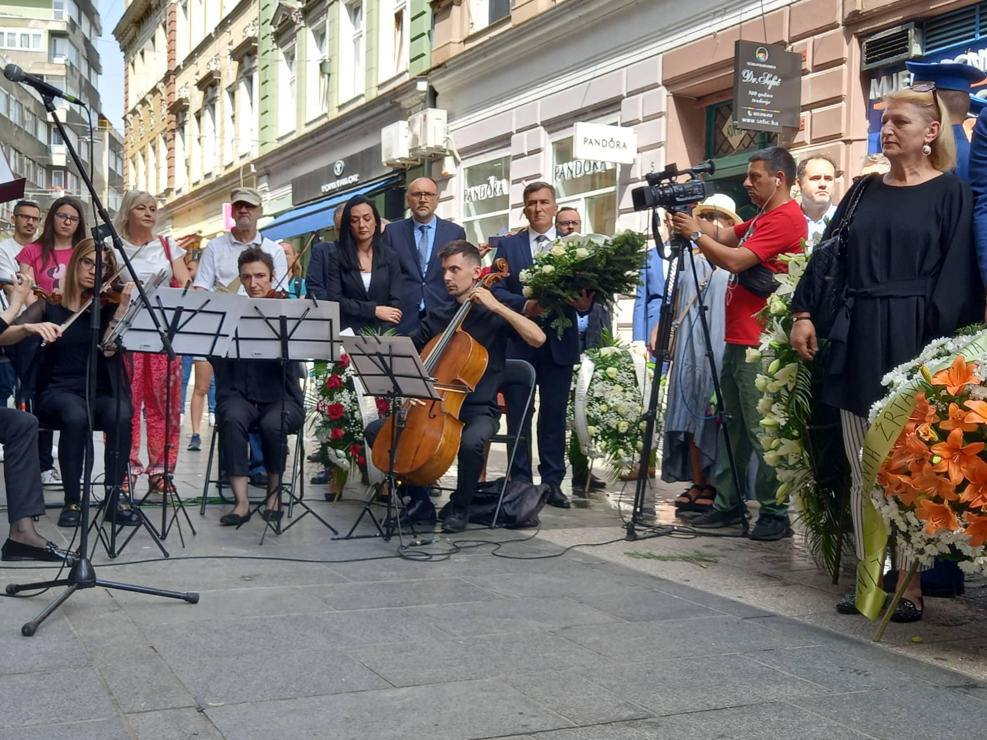 Odavanje počasti žrtvama - Avaz