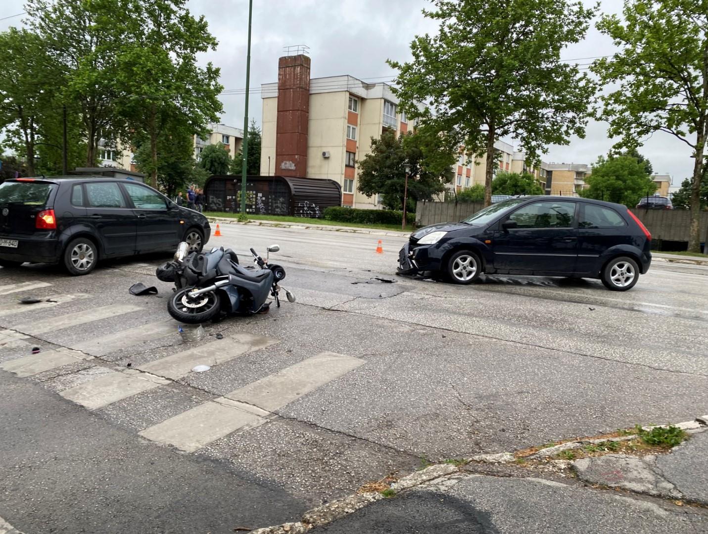 U Sarajevu se sudarili auto i skuter, jedna osoba povrijeđena