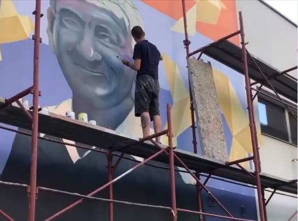 Mural posvećen Jovanu Divjaku na Grbavici - Avaz