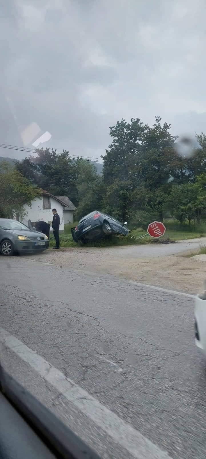 Saobraćajna nesreća u Lepenici: Vozilo sletilo sa ceste, jedna osoba povrijeđena