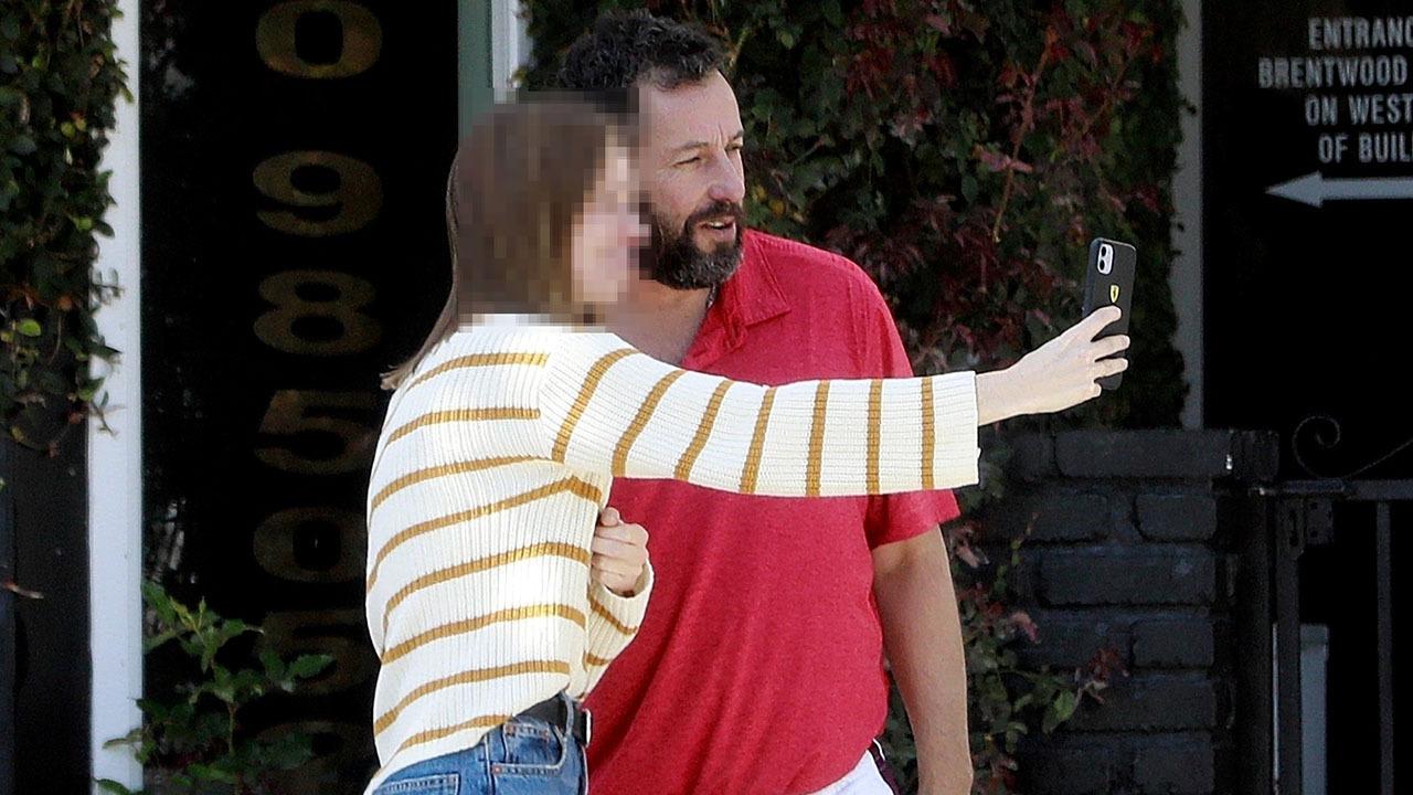 Glumac Adam Sandler učestvovao u saobraćajnoj nesreći, potom napravio selfi za ženom iz drugog automobila