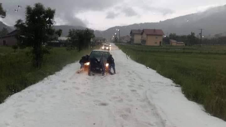 Video / Nevrijeme pogodilo Gornji Vakuf: Vozila se zaglavila na cesti kao da je decembar