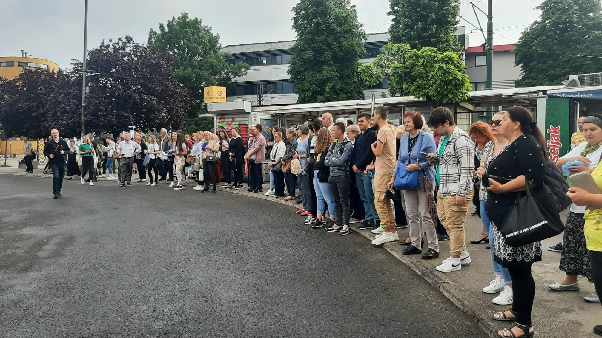 Građani ljuti: Više od pola sata čekaju autobus koji vozi na relaciji Ilidža - Čengić Vila, kasne na posao i u školu