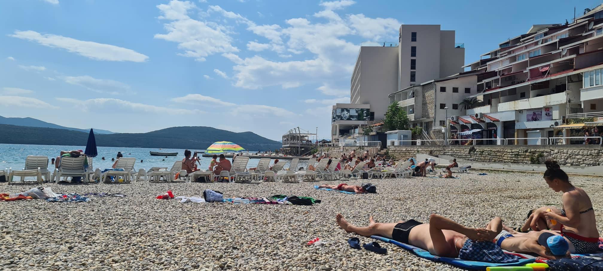 Uživanje na plaži - Avaz