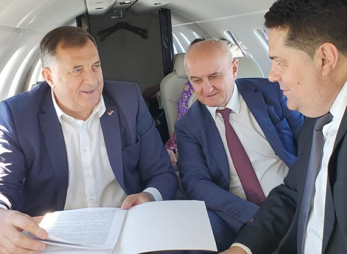 Dodik objavio fotografiju iz aviona: Pripreme za sastanak u Briselu s koalicionim partnerima