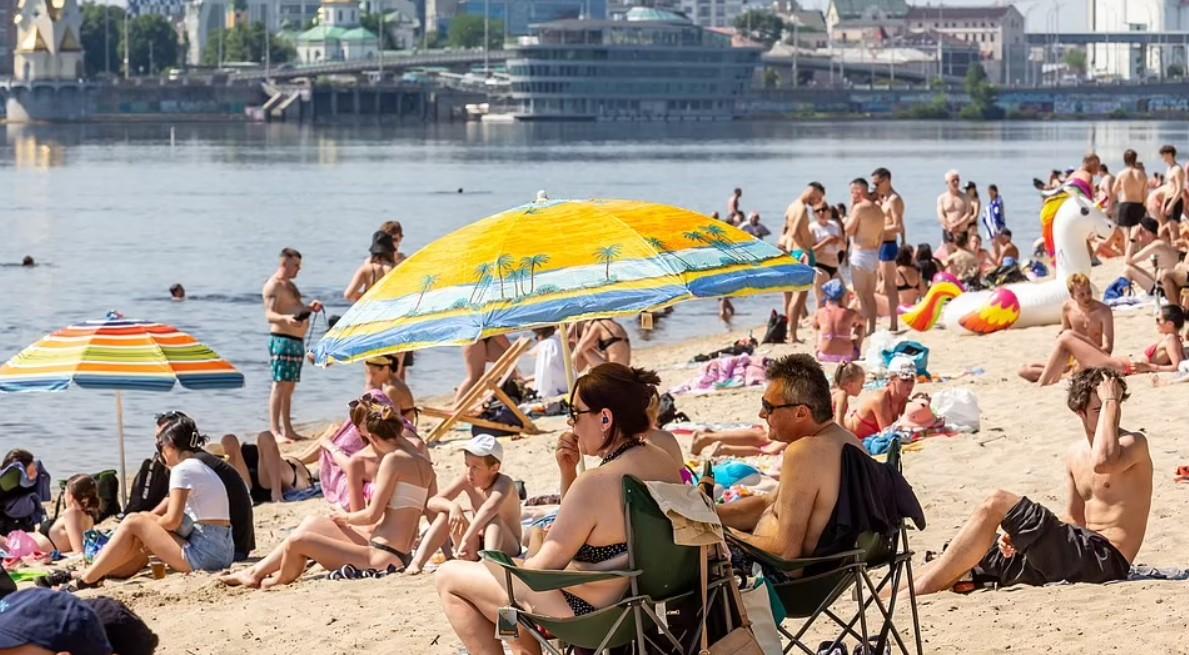 Stanovnici Kijeva uživaju u slobodi, hiljade ih pohrlilo na plaže