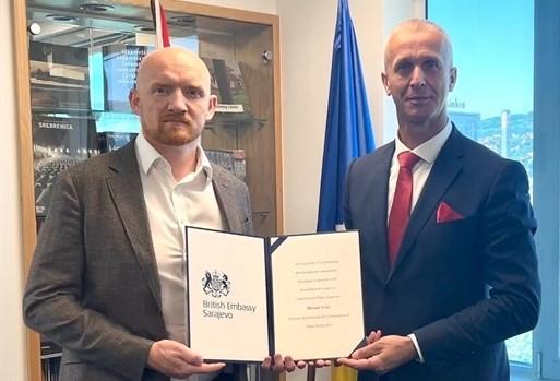 Metju Fild uručio posebno priznanje Britanske ambasade u Sarajevu Mirsadu Viliću