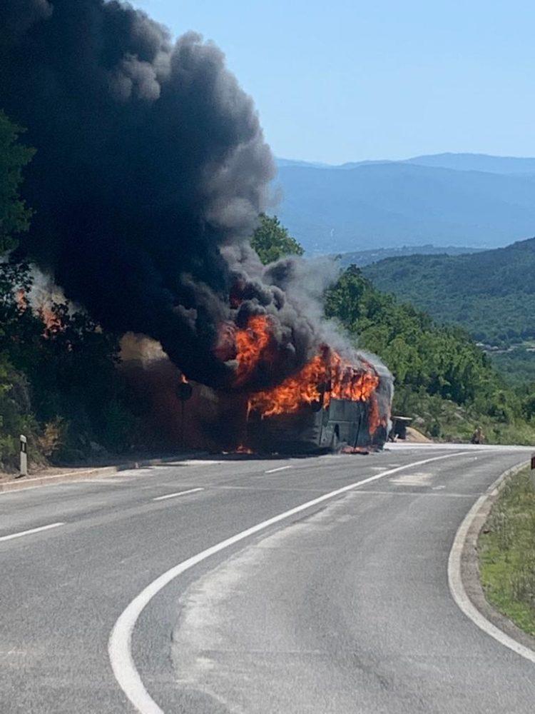 Autobus u plamenu - Avaz