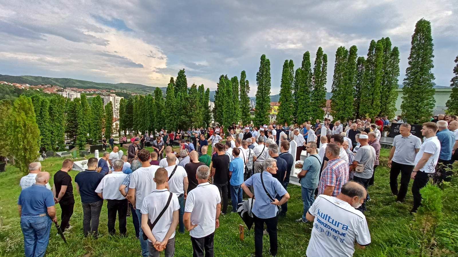 Stotine ljudi, članova porodice, prijatelja i poznanika došlo je na posljednji ispraćaj - Avaz