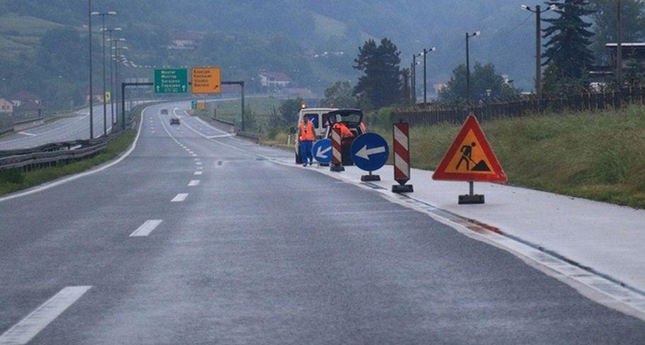 Zbog sanacije kolovoza u zoni petlje Podlugovi za saobraćaj je zatvoren izlazi sa autoputa A-1