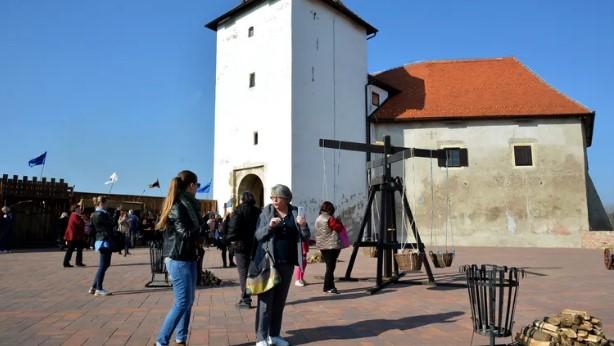 U ovom gradu zabranjene "cajke": "Može se izvoditi samo primjerena muzika"