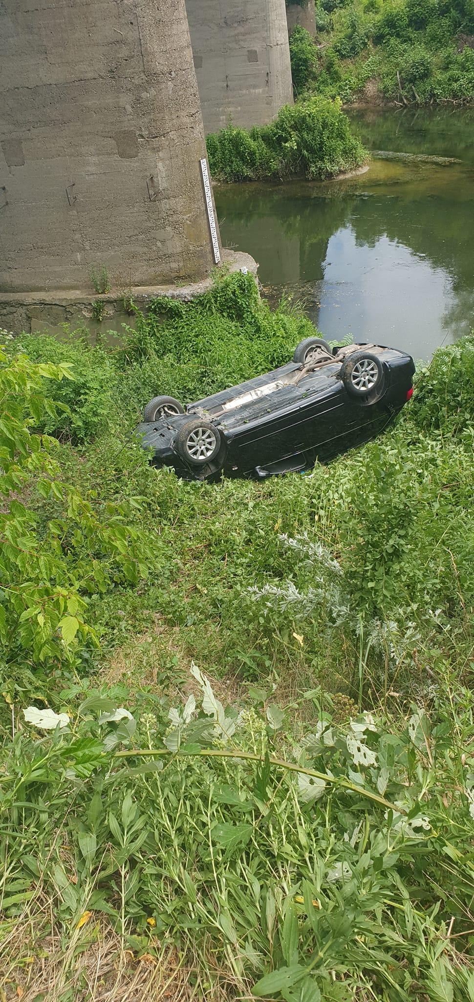 Užas kod Doboja: Vozilo završilo na krovu, jedna osoba povrijeđena